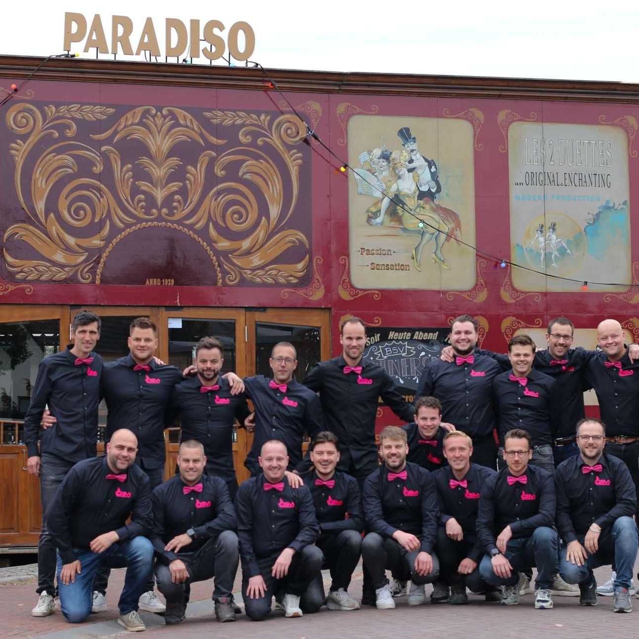 De leden van de BSV in hun shirts voor de feesttent Paradiso