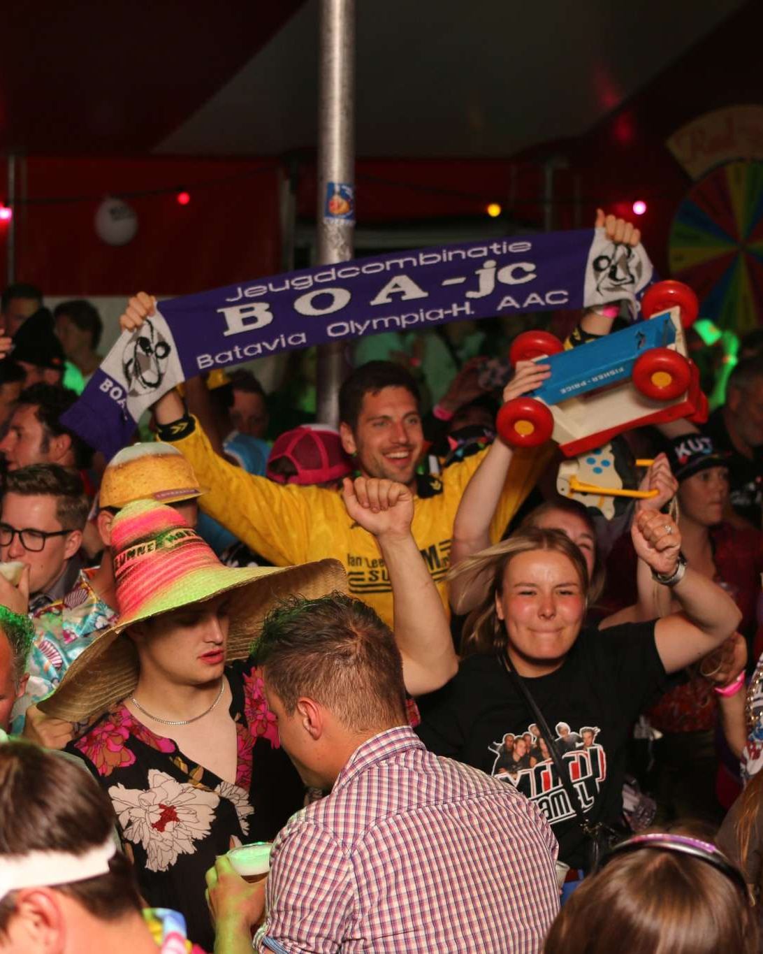 Uitgelaten publiek met spandoek op een feestavond van de BSV